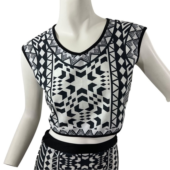 TWO piece geometric print pencil skirt and crop top - Picture 3 of 14